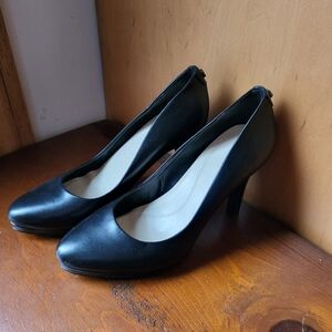 NEW Tahari Pumps 7M